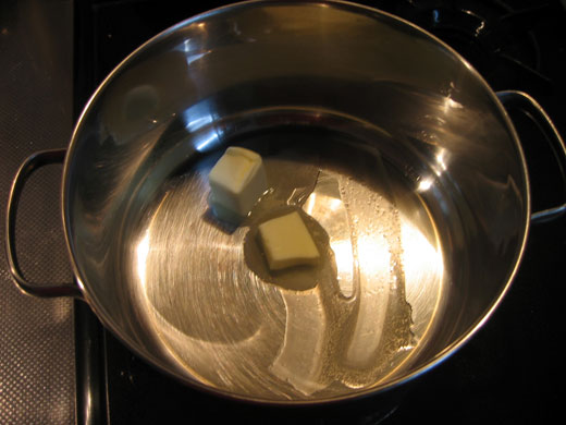 鍋にバターを入れる